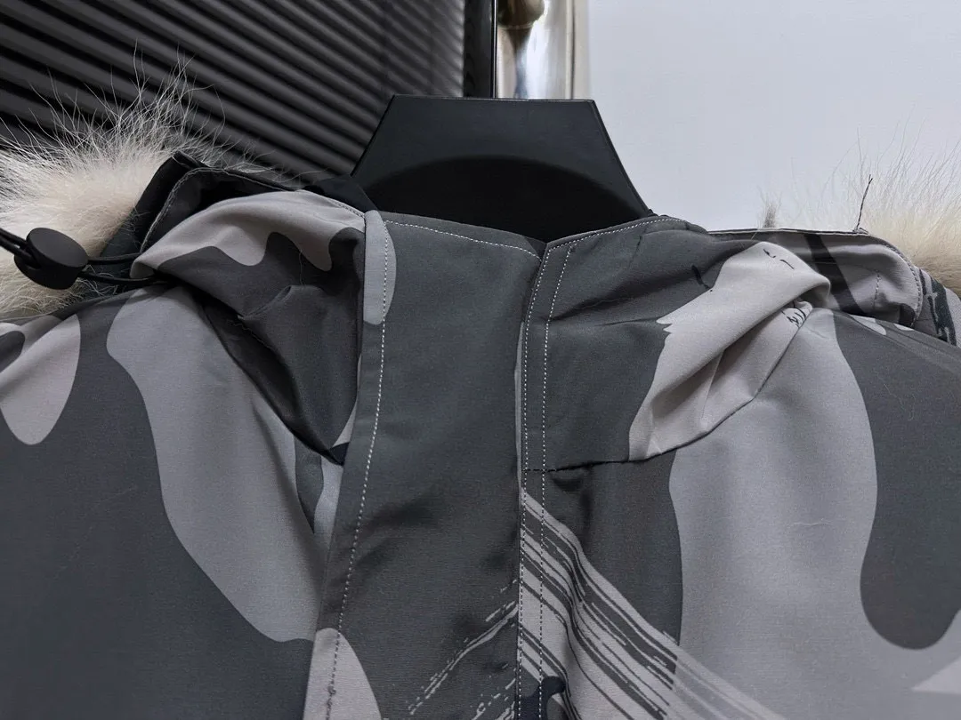 P780 top purchasing version, camouflage gray (wolf fur optional) 🇨🇦CANADA GOOES 24 new models 08/couple models Factory direct supply: supplying global purchasing, micro-business, entities, Tmall, high-end stalls and studio cooperation, free shipping! Canada Goose Expedition Parka 2008 is the same style for men and women. It is mid-length and the most timeless classic. All Arctic and Antarctic scientific expedition teams choose Canada Goose as their cold-proof equipment. It is the Rolls-Royce of down jackets. ➖ Industry-leading anti-counterfeiting chip sensing. ➖ Imported Behringer embroidery machines and customized embroidery labels, the highest level and industry leading. ➖ Imported Korean 21-count polyester-cotton blended original fabric, TC85 waterproof coated fabric, water-repellent, windproof and wear-resistant. ➖ The new national standard 80 white duck down is filled with an average of 520 grams of down. The amount of down filled is industry-leading. ➖ 100% nylon lining with double double-layer sealing design to prevent velvet running, and seamless thread design on the cuffs! ➖ Western Canadian Green Wolf Collar. ➖ Yoshida YKK provides original factory-customized electroplated sliders. YKK two-way lockable zippers are tight and smooth and do not peel off paint. ➖ 3M composite Velcro is durable and the accessories and hardware are all custom-made. Note: Our copywriting is only simple and clear. Instead of bragging about the copywriting, it is better to compare and understand with samples. Only for the purest goose, the most dedicated, the most professional, the highest quality, the highest cost performance!  Size:XS-XXL